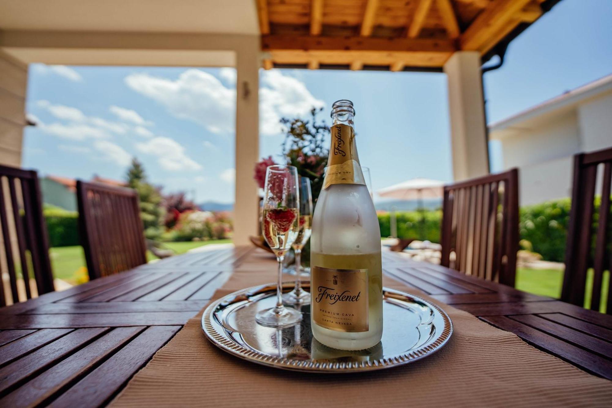 Villa Latica Donji Proložac Exteriör bild